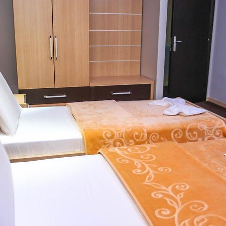 Hotel Vila Aeroport Rinas Екстер'єр фото