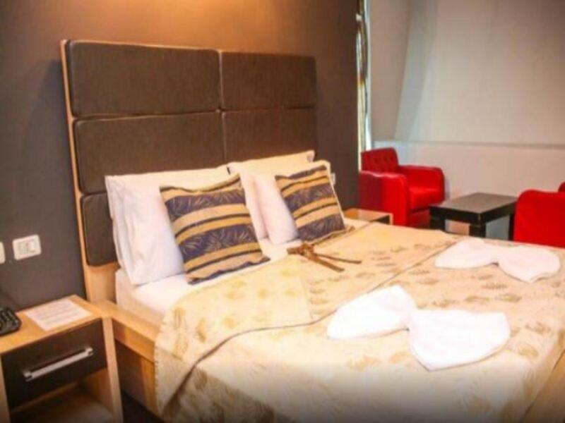 Hotel Vila Aeroport Rinas Екстер'єр фото