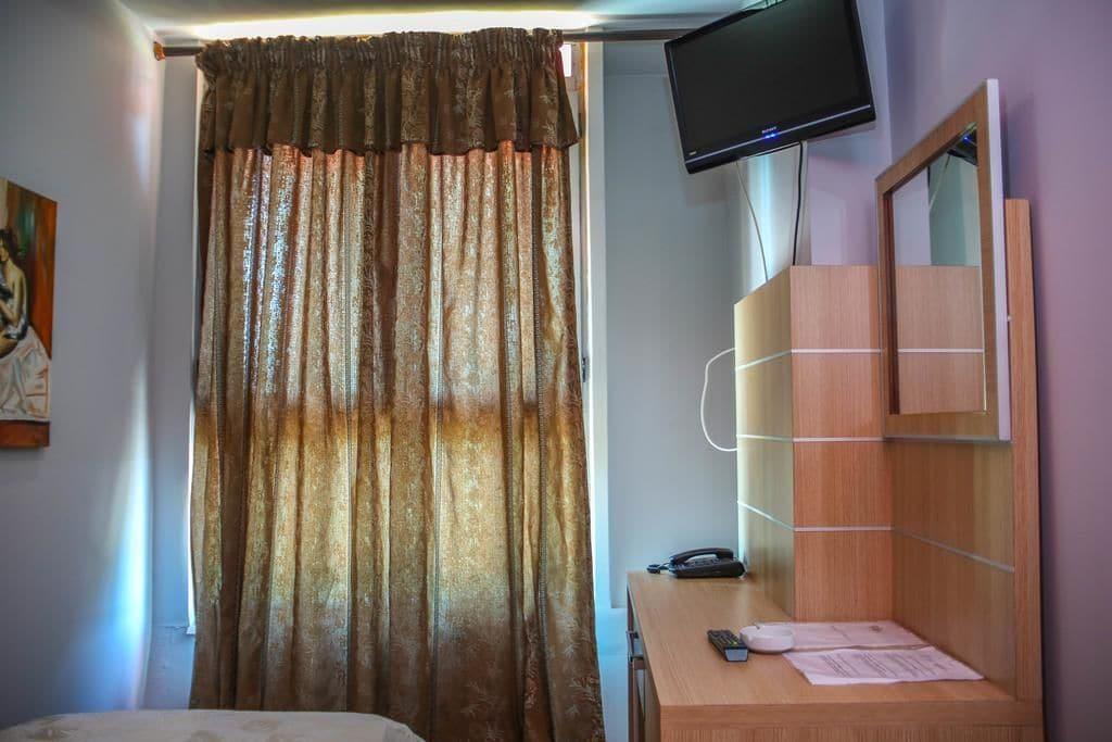 Hotel Vila Aeroport Rinas Екстер'єр фото