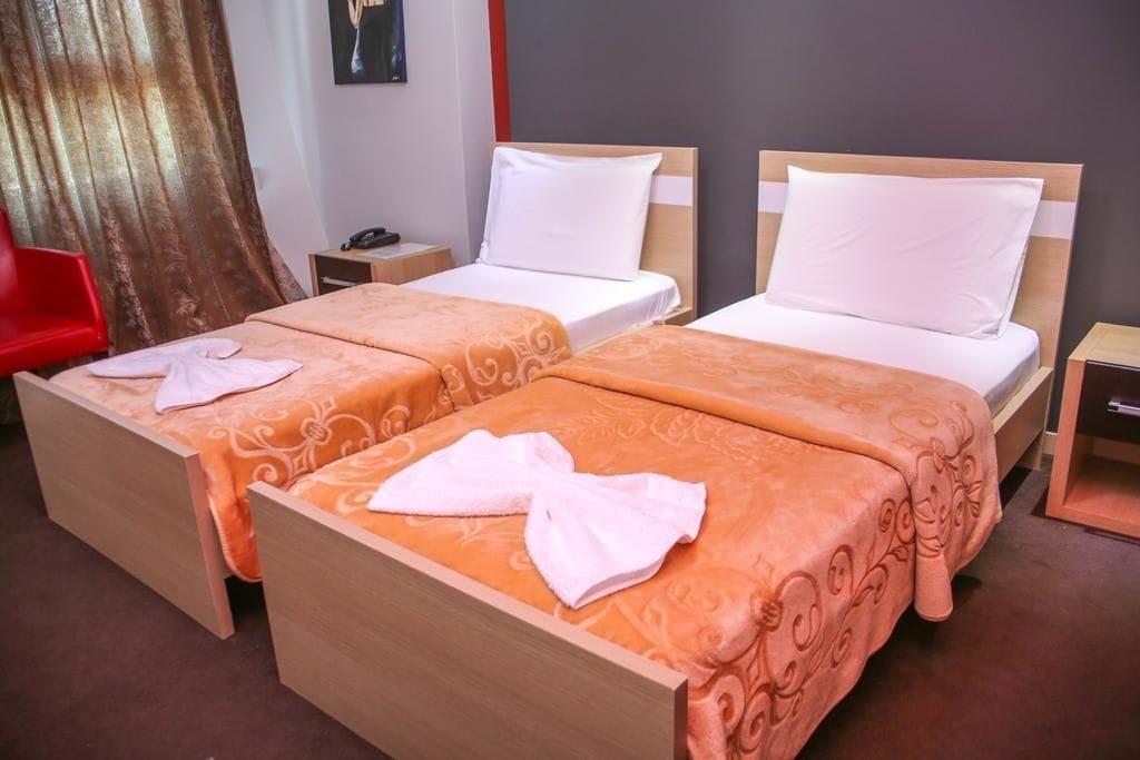 Hotel Vila Aeroport Rinas Екстер'єр фото