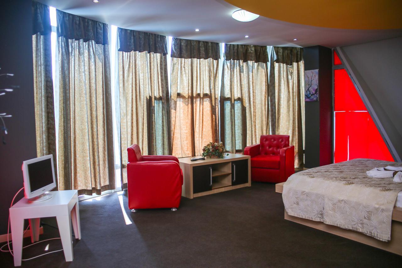 Hotel Vila Aeroport Rinas Екстер'єр фото