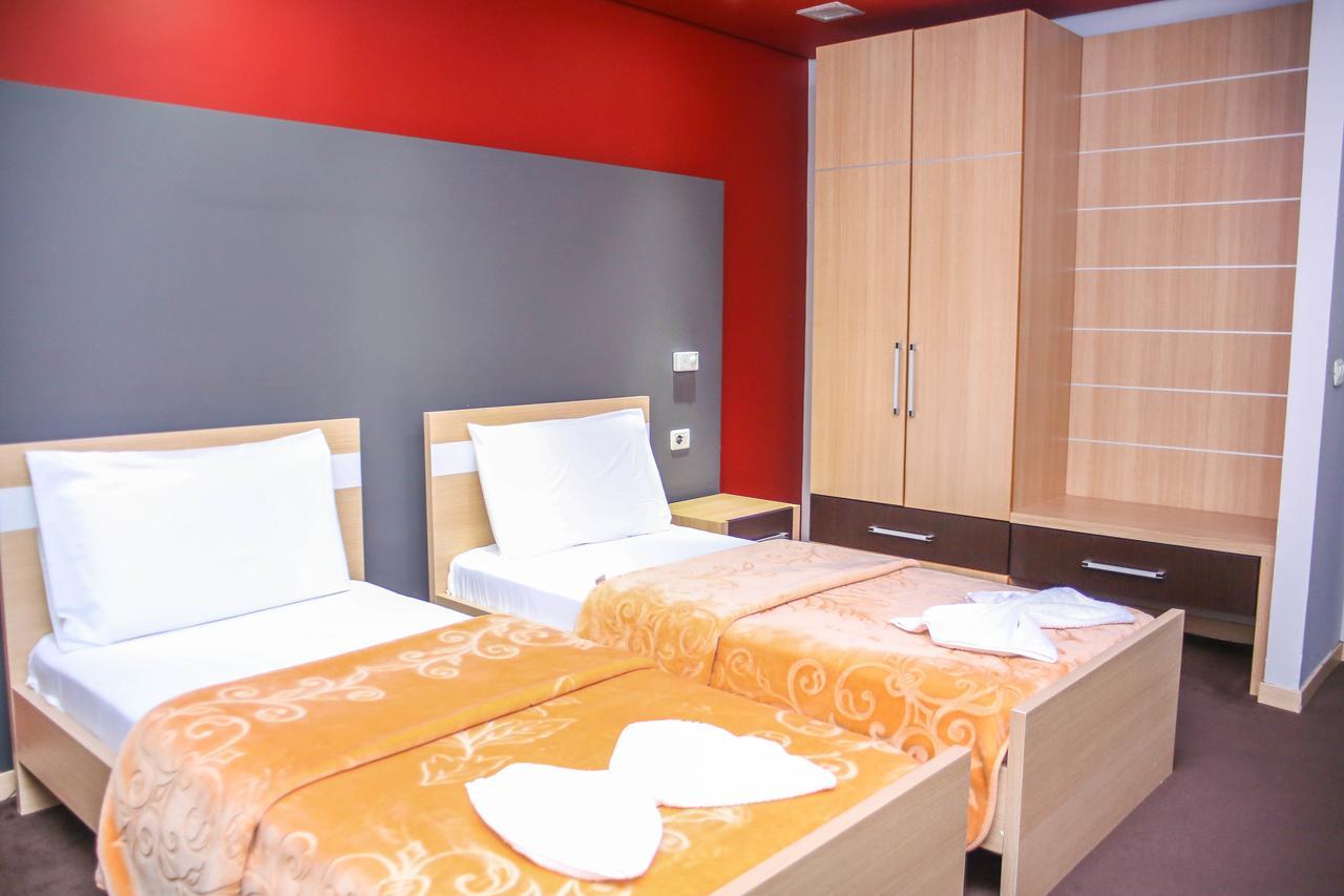 Hotel Vila Aeroport Rinas Екстер'єр фото