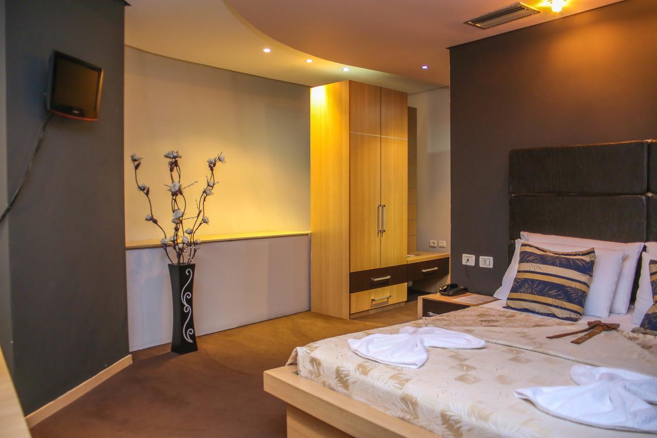 Hotel Vila Aeroport Rinas Екстер'єр фото