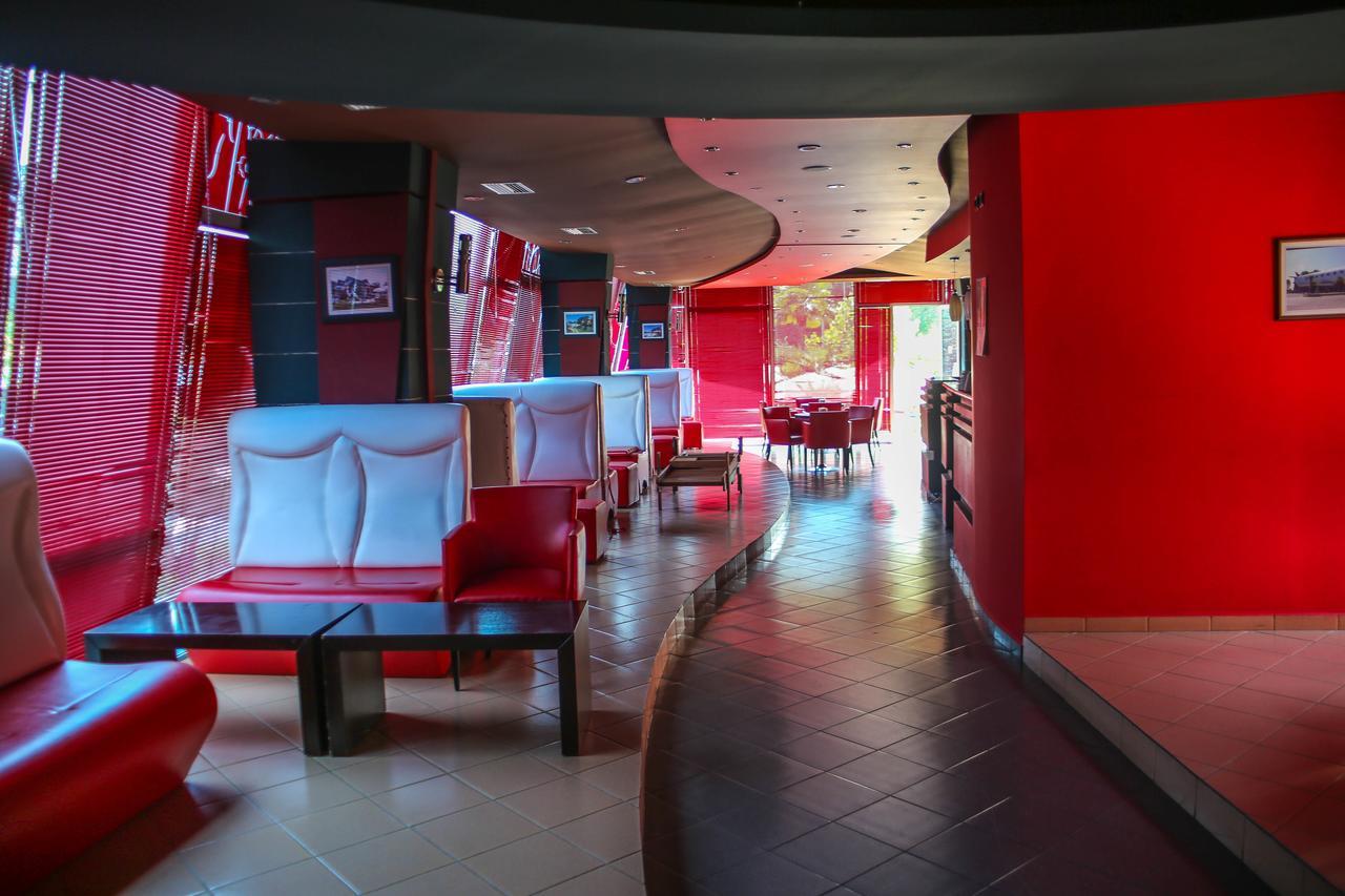 Hotel Vila Aeroport Rinas Екстер'єр фото