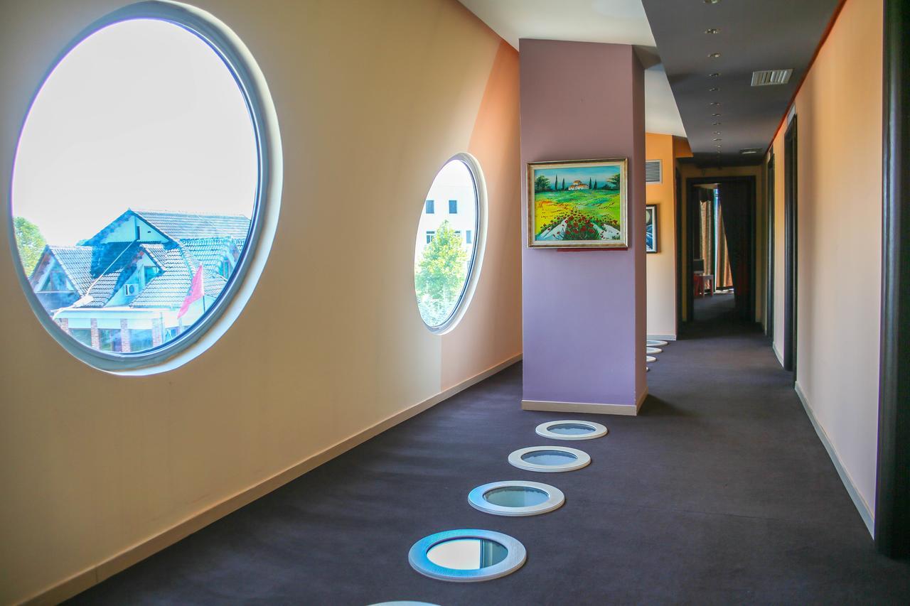 Hotel Vila Aeroport Rinas Екстер'єр фото