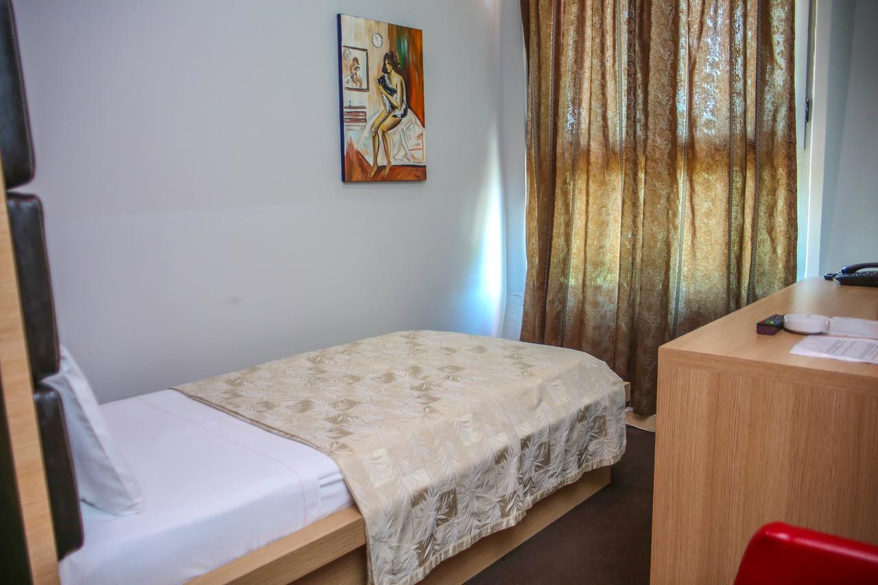 Hotel Vila Aeroport Rinas Екстер'єр фото