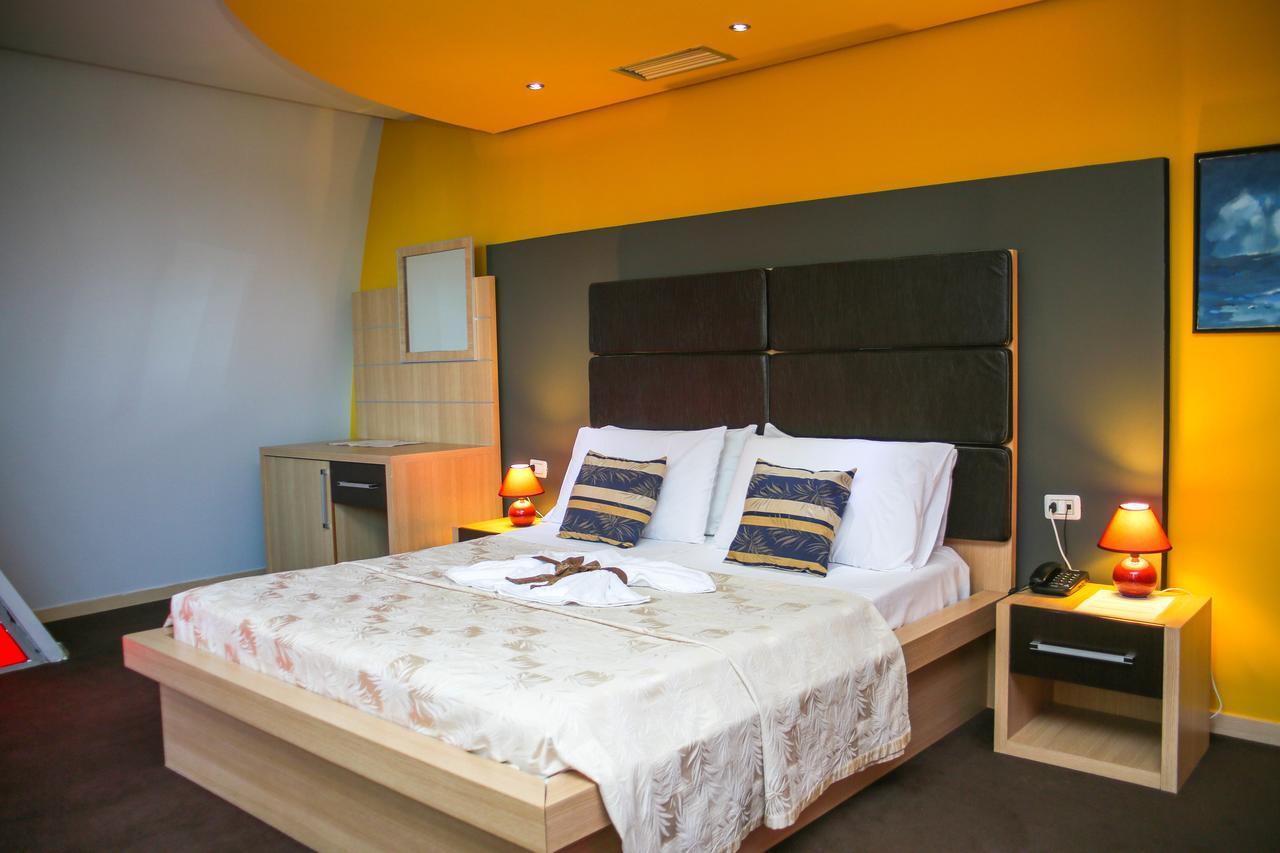 Hotel Vila Aeroport Rinas Екстер'єр фото