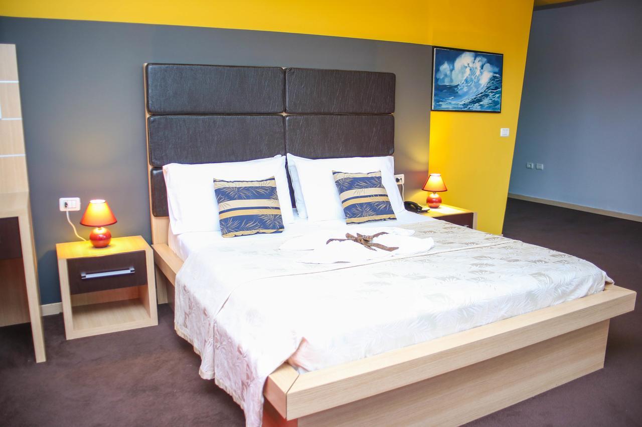 Hotel Vila Aeroport Rinas Екстер'єр фото