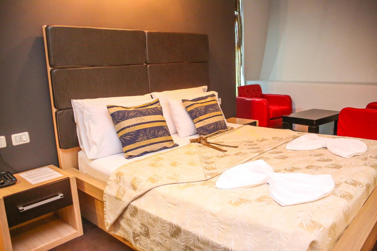 Hotel Vila Aeroport Rinas Екстер'єр фото