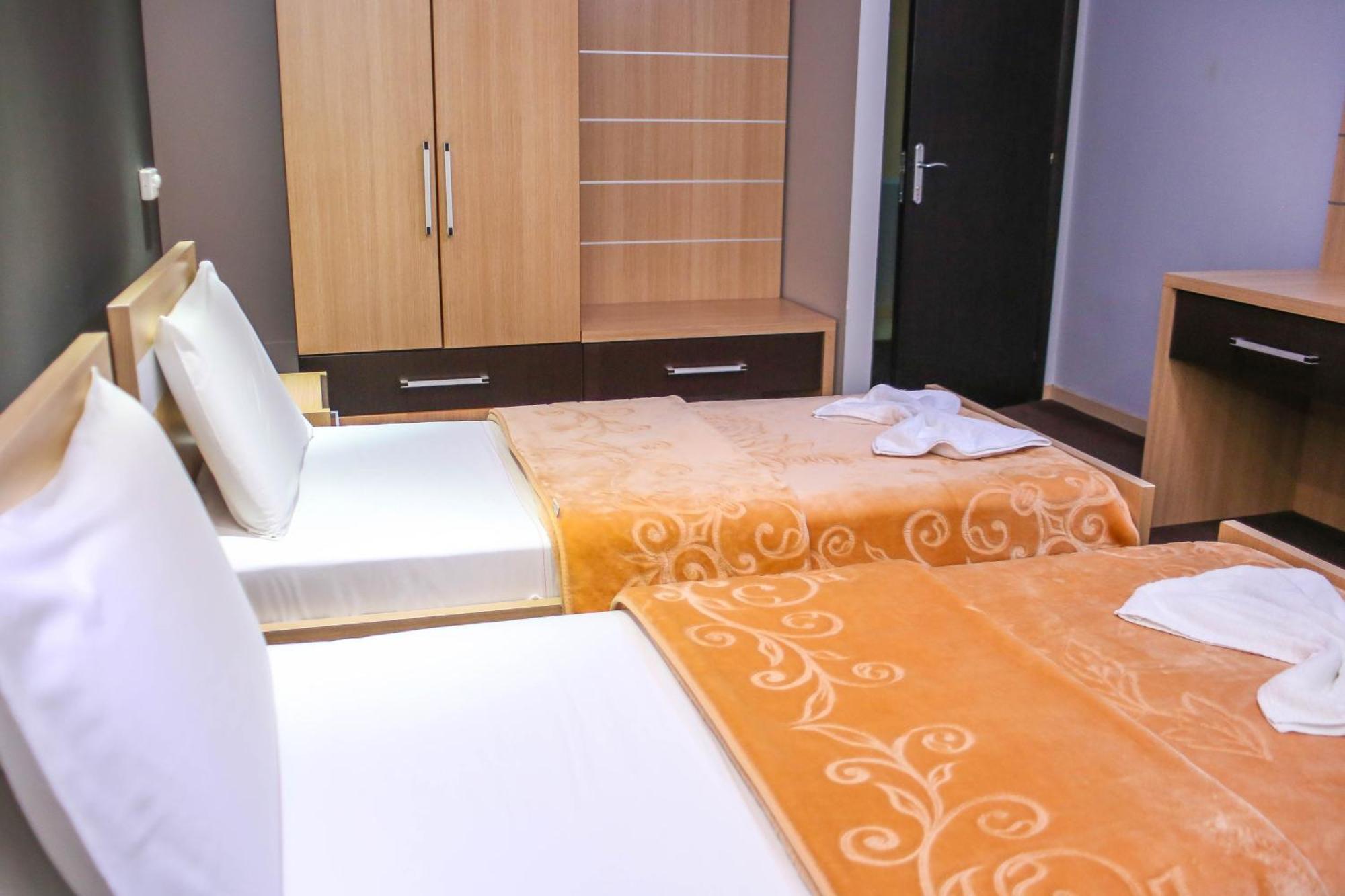 Hotel Vila Aeroport Rinas Екстер'єр фото