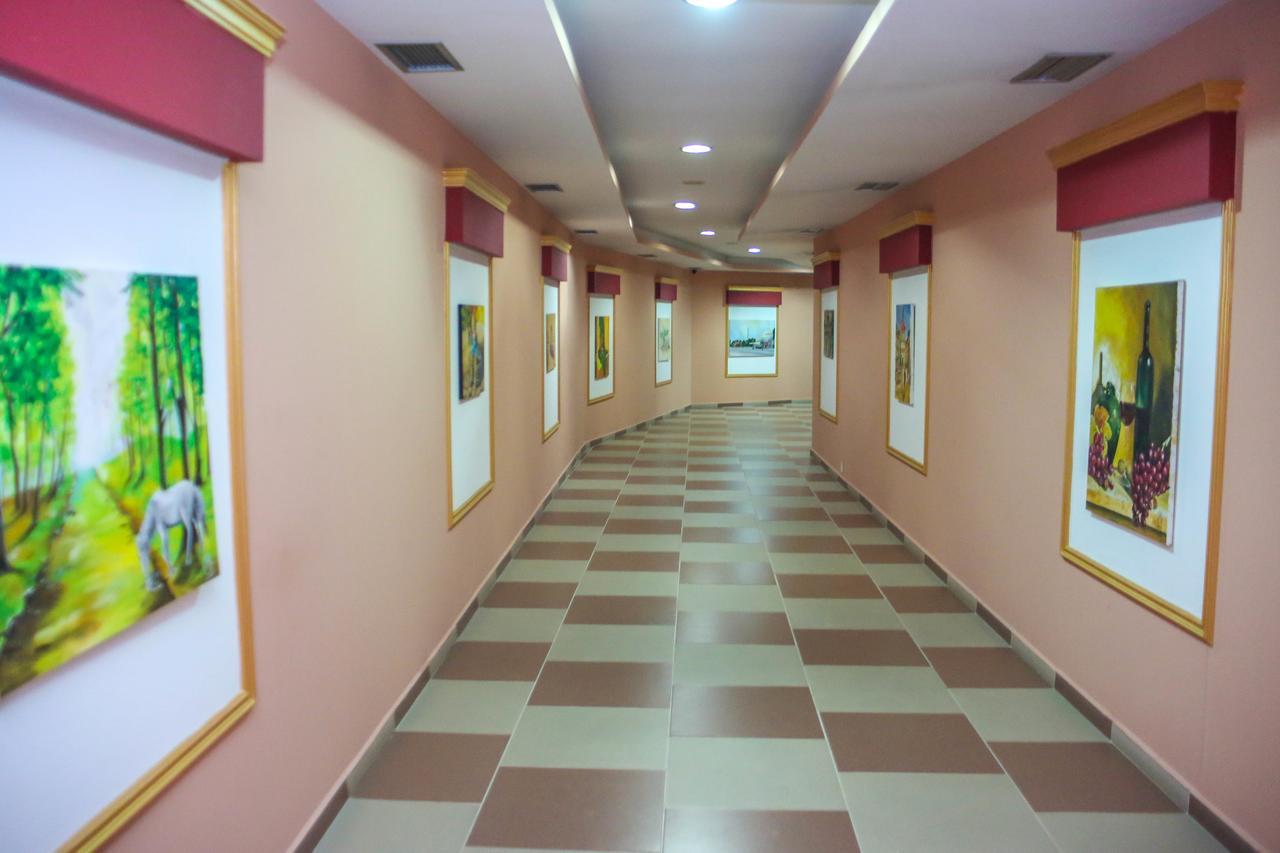 Hotel Vila Aeroport Rinas Екстер'єр фото