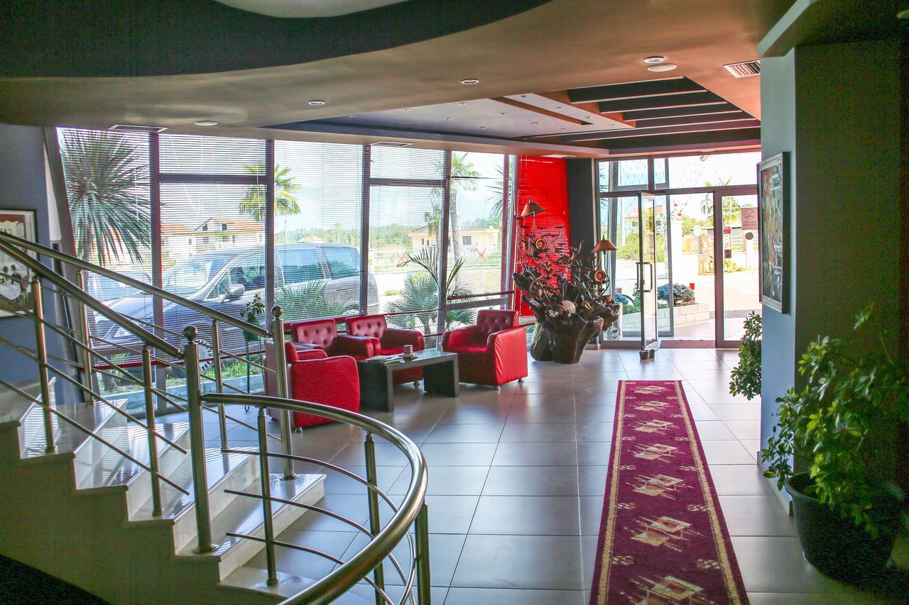Hotel Vila Aeroport Rinas Екстер'єр фото