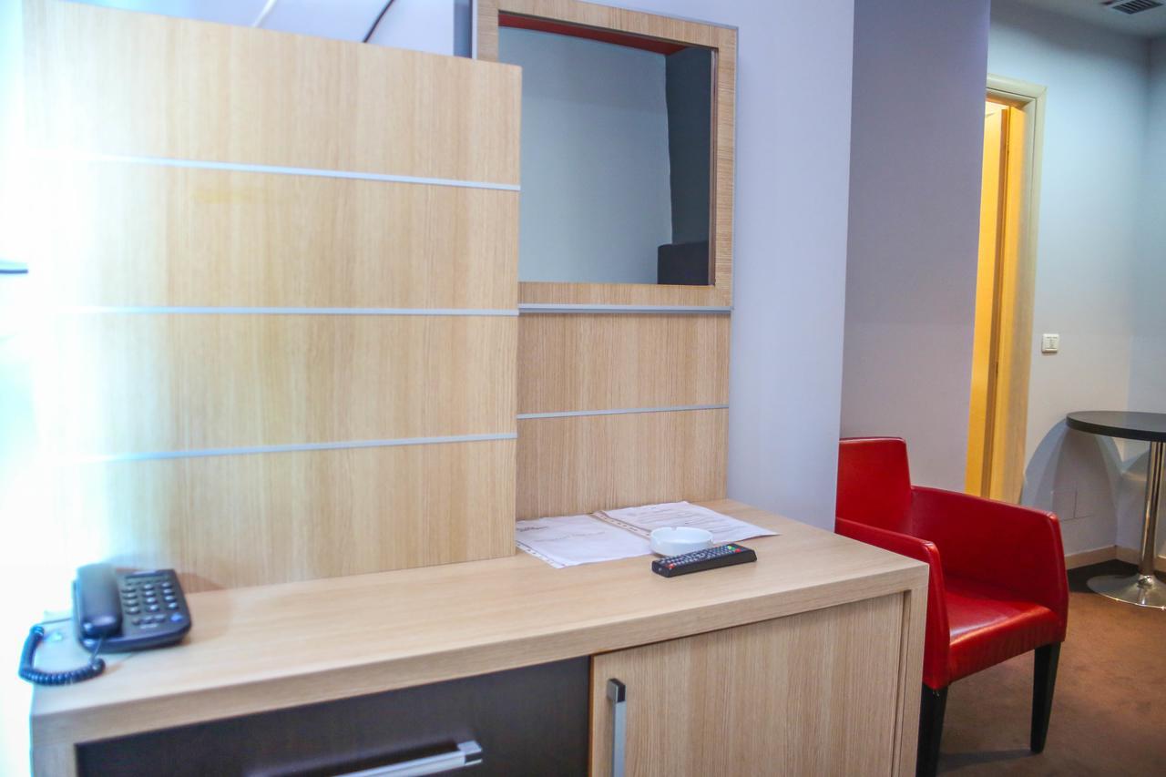 Hotel Vila Aeroport Rinas Екстер'єр фото