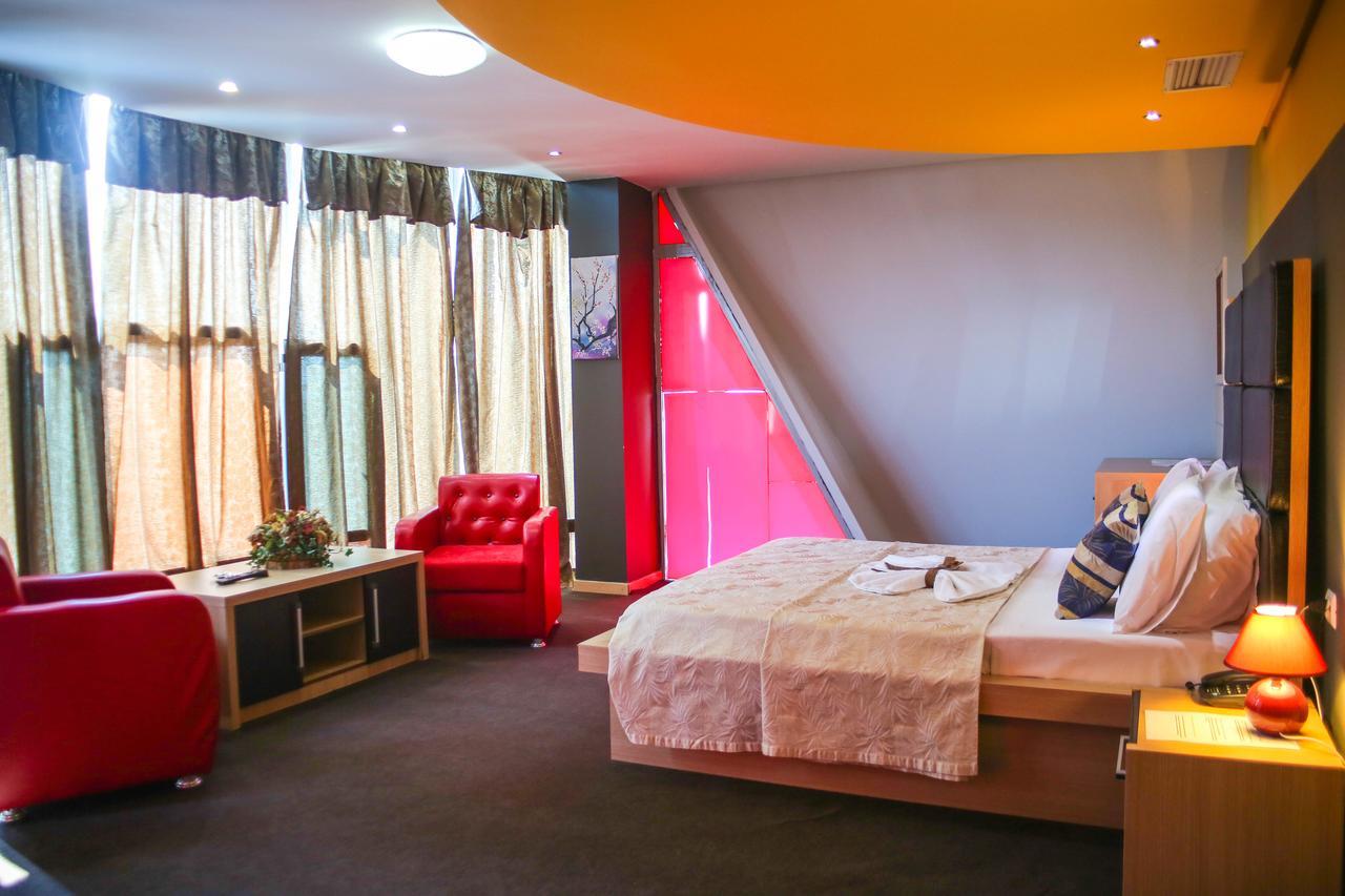 Hotel Vila Aeroport Rinas Екстер'єр фото