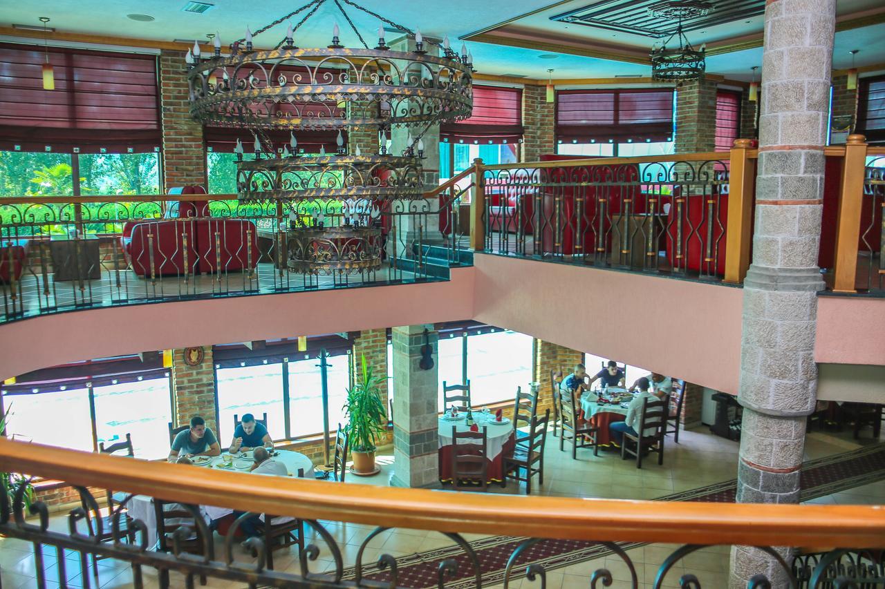Hotel Vila Aeroport Rinas Екстер'єр фото
