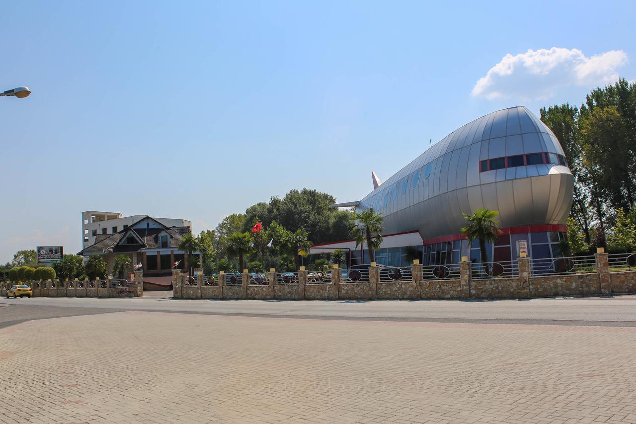 Hotel Vila Aeroport Rinas Екстер'єр фото