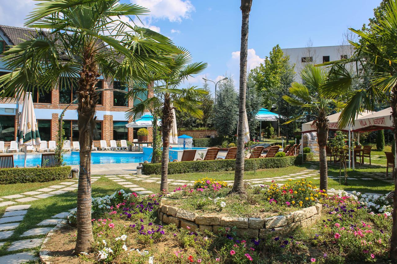 Hotel Vila Aeroport Rinas Екстер'єр фото