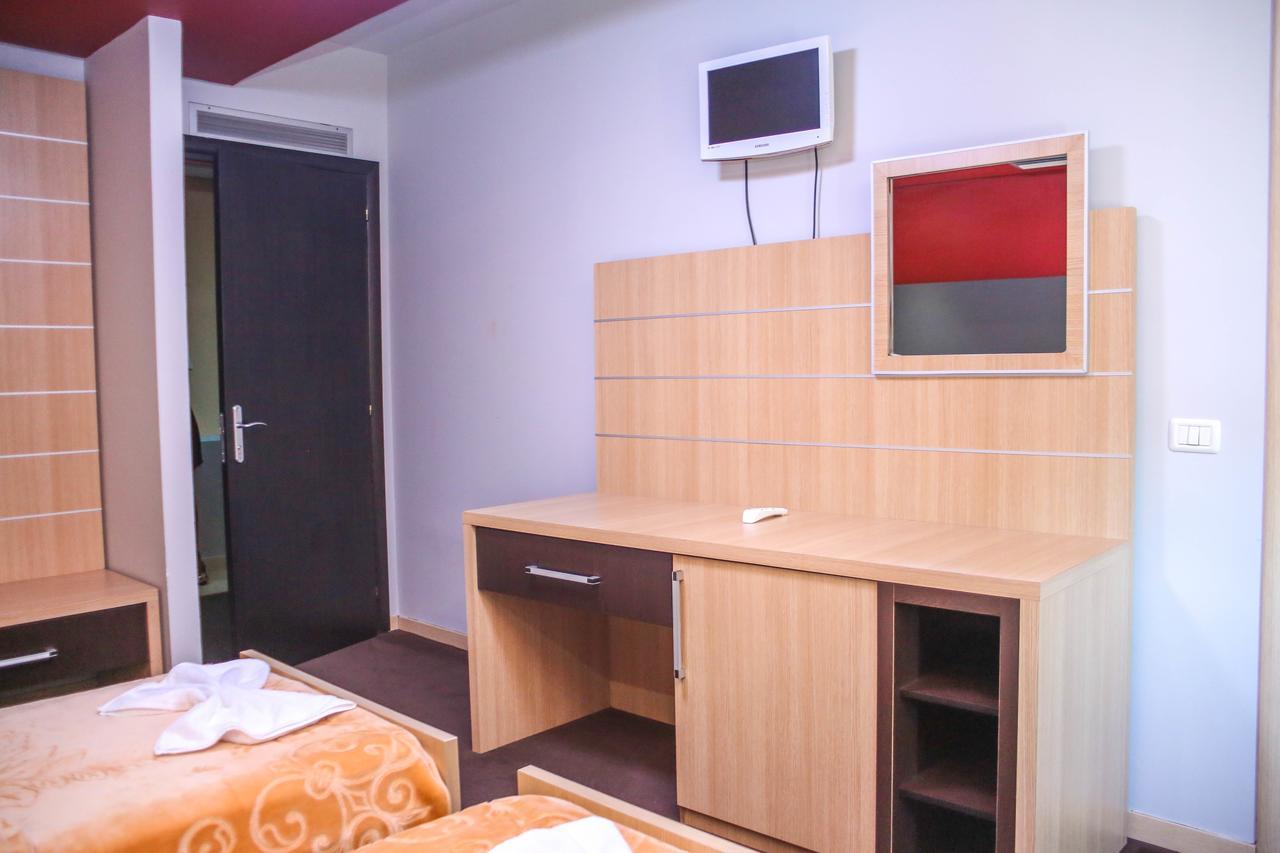 Hotel Vila Aeroport Rinas Екстер'єр фото