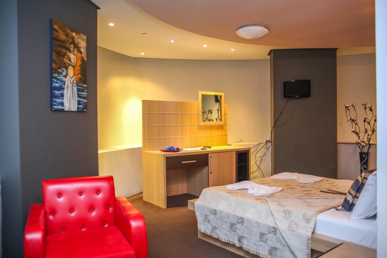 Hotel Vila Aeroport Rinas Екстер'єр фото