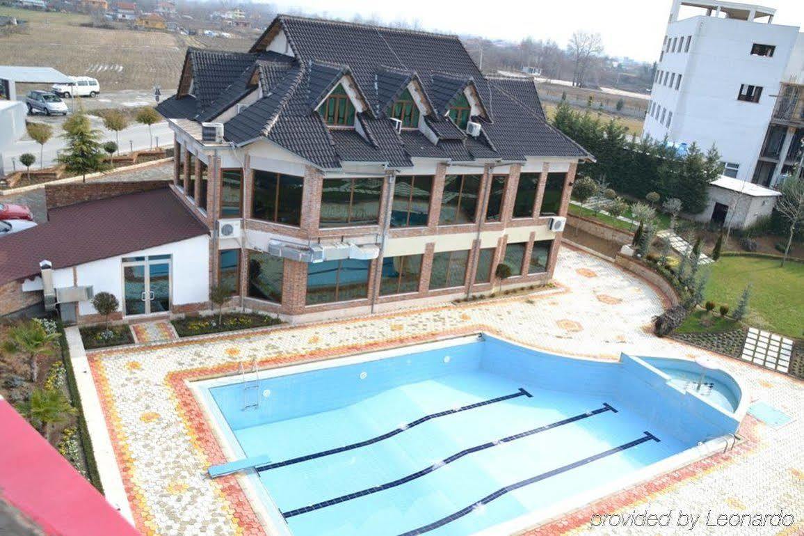 Hotel Vila Aeroport Rinas Екстер'єр фото